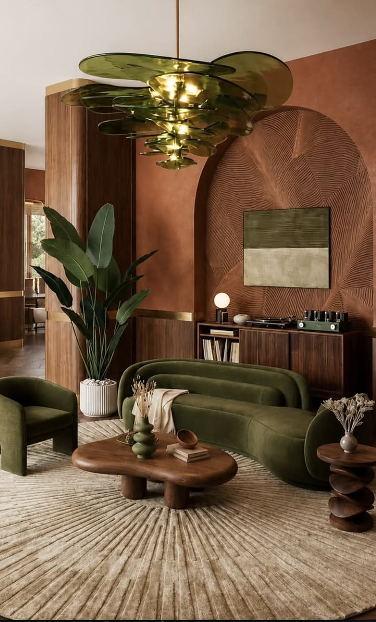 Salon terre cuite avec arche, canapé vert, luminaire laiton et bois